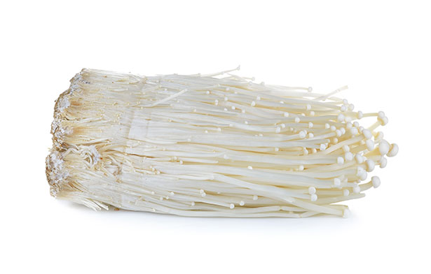  Un mazzo di funghi Enoki.