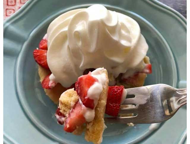 Keto Strawberry Shortcake - a Zero-Sugar Swerve Recipe.