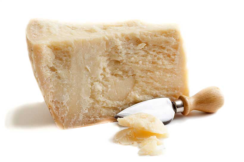 Parmigiano italiano stagionato a pasta dura.