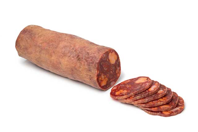 Traditionel fermenteret spansk chorizopølse og -skiver.