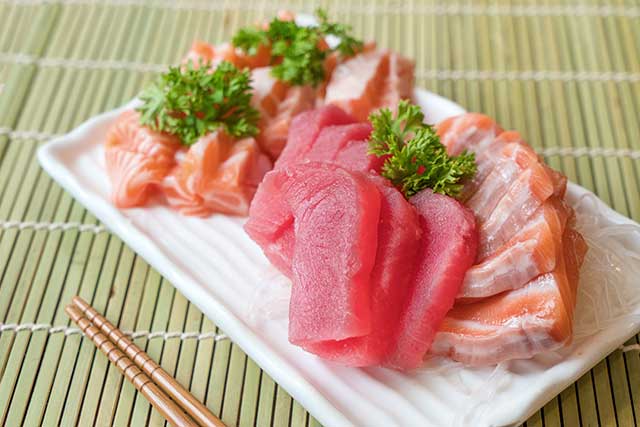 blandad sashimi-tallrik med tonfisk och lax.