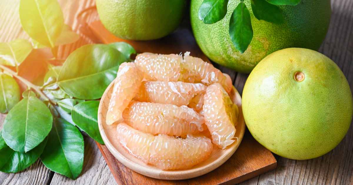 Potential Benefits of Pomelo Fruit (and Full Nutrition Facts)