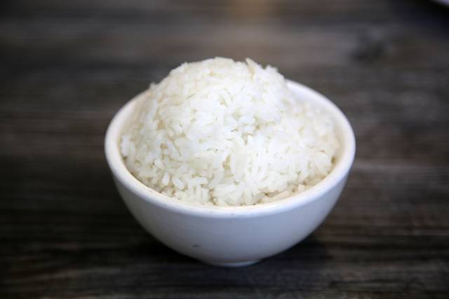 A bowl of glutinous sticky rice.