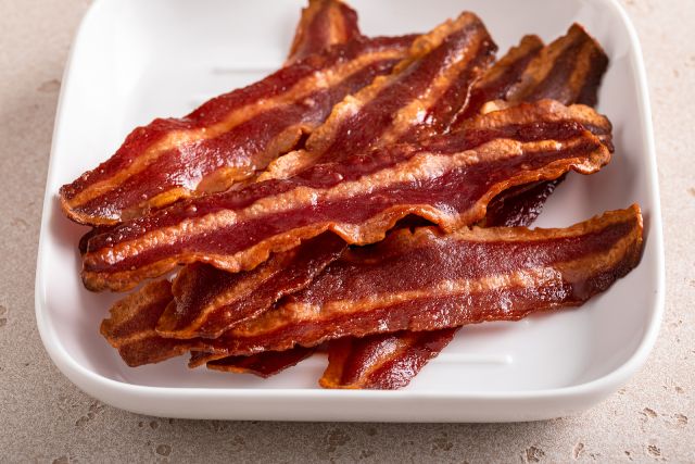 Slices of cooked turkey bacon.